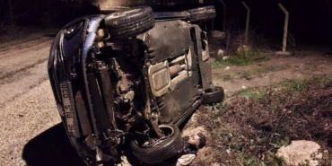bilecik-haber_bursa-da-aydinlatma-diregine-carpan-otomobilin-surucusu-oldu-52842.jpg