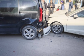 bilecik-haber_bursa-da-park-halindeki-araclara-carpan-otomobil-surucusu-yaralandi-50273.jpg