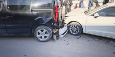 bilecik-haber_bursa-da-park-halindeki-araclara-carpan-otomobil-surucusu-yaralandi-50273.jpg