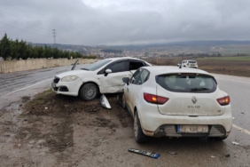 bilecik-haber_bursa-nin-inegol-ilcesinde-2-otomobilin-carpismasi-sonucu-4-kisi-yaralandi-51804.jpg