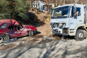 bilecik-haber_can-da-sut-tankeriyle-carpisan-otomobilin-surucusu-yaralandi-51062.jpg