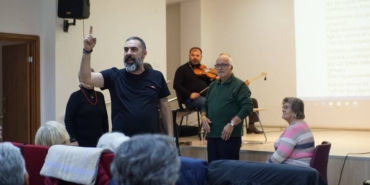 bilecik-haber_canakkale-de-65-yas-ustu-pop-muzik-korosu-sanatin-gucuyle-sosyallesiyor-48708.jpg