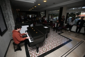 bilecik-haber_canakkale-de-duzenlenen-kis-kampinda-otizmlilere-muzik-egitimi-veriliyor-48834.jpg