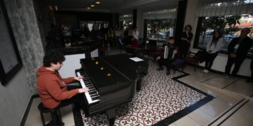 bilecik-haber_canakkale-de-duzenlenen-kis-kampinda-otizmlilere-muzik-egitimi-veriliyor-48834.jpg