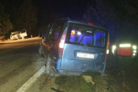 bilecik-haber_canakkale-de-otomobil-ile-hafif-ticari-arac-carpisti-1-kisi-oldu-2-kisi-yaralandi-53239.jpg