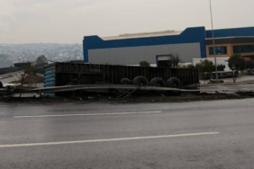 bilecik-haber_d-100-kara-yolunun-kocaeli-kesiminde-ulasim-kaza-yapan-tir-nedeniyle-aksadi-47443.jpg