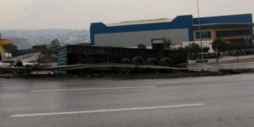bilecik-haber_d-100-kara-yolunun-kocaeli-kesiminde-ulasim-kaza-yapan-tir-nedeniyle-aksadi-47443.jpg