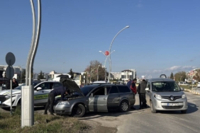 bilecik-haber_edirne-de-ikiz-plaka-kullandigi-tespit-edilen-aractaki-2-kisi-gozaltina-alindi-49841.jpg