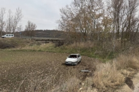 bilecik-haber_edirne-de-tarlaya-devrilen-otomobilde-1-kisi-yaralandi-48390.jpg