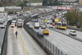 bilecik-haber_firlayan-rogar-kapaginin-kapisini-kirdigi-metrobusten-dusen-yolcu-yaralandi-47731.jpg