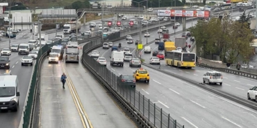bilecik-haber_firlayan-rogar-kapaginin-kapisini-kirdigi-metrobusten-dusen-yolcu-yaralandi-47731.jpg