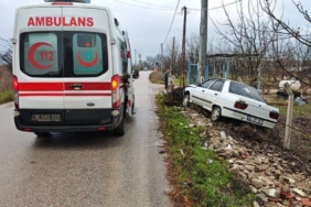 bilecik-haber_inegol-de-elektrik-diregine-carpan-otomobildeki-2-kisi-yaralandi-51707.jpg