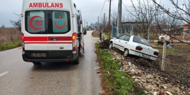 bilecik-haber_inegol-de-elektrik-diregine-carpan-otomobildeki-2-kisi-yaralandi-51707.jpg