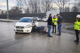 bilecik-haber_inegol-de-otomobille-carpisan-motosikletin-surucusu-yaralandi-51666.jpg