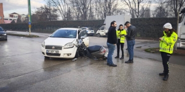 bilecik-haber_inegol-de-otomobille-carpisan-motosikletin-surucusu-yaralandi-51666.jpg