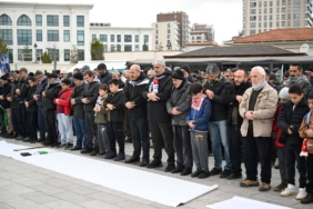 bilecik-haber_istanbul-da-israil-in-saldirilarinda-hayatini-kaybeden-filistinliler-icin-giyabi-cenaze-namazi-kilindi-51814.jpg