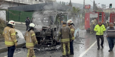 bilecik-haber_istanbul-da-seyir-halindeki-yolcu-minibusu-yandi-50421.jpg