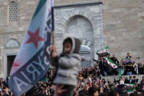 bilecik-haber_istanbul-daki-suriyeliler-esed-rejiminin-devrilmesini-kutladi-48906.jpg