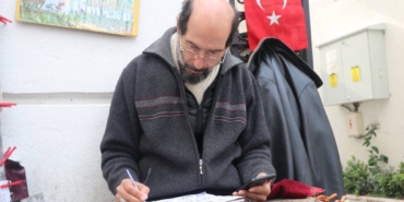 bilecik-haber_kadikoy-un-30-yillik-sokak-ressami-ozgurlugu-cizgilerde-buldu-52328.jpg