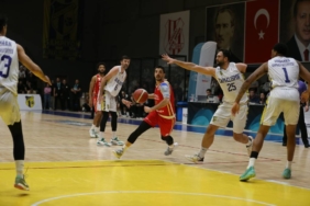 bilecik-haber_kapaklispor-sahasinda-pizza-bulls-cedi-osman-basketbola-75-71-kaybetti-47142.jpg
