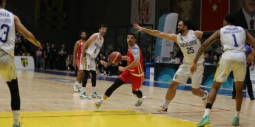bilecik-haber_kapaklispor-sahasinda-pizza-bulls-cedi-osman-basketbola-75-71-kaybetti-47142.jpg