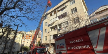bilecik-haber_kocaeli-de-apartmanin-catisinda-cikan-yangin-sonduruldu-50243.jpg
