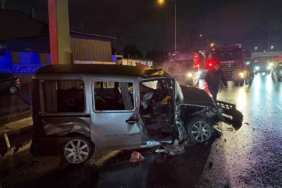 bilecik-haber_kocaeli-de-bariyere-carpan-hafif-ticari-aracin-surucusu-yaralandi-52713.jpg