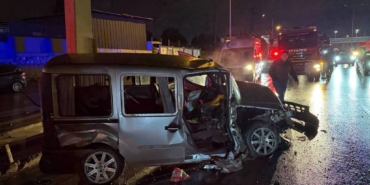 bilecik-haber_kocaeli-de-bariyere-carpan-hafif-ticari-aracin-surucusu-yaralandi-52713.jpg