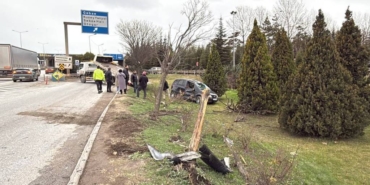 bilecik-haber_kocaeli-de-kontrolden-cikan-otomobil-agaclik-alana-devrildi-52042.jpg