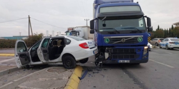bilecik-haber_kocaeli-de-sut-yuklu-tirla-carpisan-otomobildeki-3-kisi-yaralandi-47331.jpg