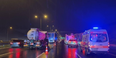 bilecik-haber_kuzey-marmara-otoyolu-nda-tira-carpan-otomobilin-surucusu-oldu-52702.jpg