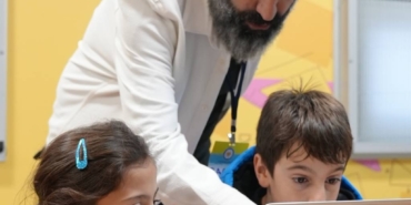 bilecik-haber_mediamarkt-bager-akbay-i-gaziantep-ve-hatay-da-cocuklarla-bir-araya-getirdi-48142.jpg