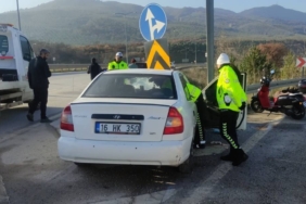 bilecik-haber_orhangazi-de-bariyere-carpan-otomobildeki-2-kisi-yaralandi-50804.jpg