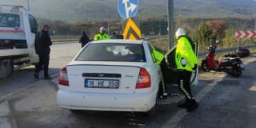 bilecik-haber_orhangazi-de-bariyere-carpan-otomobildeki-2-kisi-yaralandi-50804.jpg