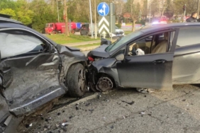 bilecik-haber_orhangazi-de-trafik-kazasinda-iki-otomobilin-suruculeri-yaralandi-50723.jpg