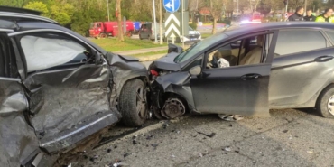 bilecik-haber_orhangazi-de-trafik-kazasinda-iki-otomobilin-suruculeri-yaralandi-50723.jpg