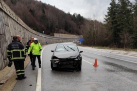 Otomobil istinat duvarına çarptı: 1 yaralı
