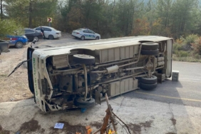 bilecik-haber_sakarya-da-ilkokul-ogrencilerini-tasiyan-midibus-devrildi-10-kisi-yaralandi-47183.jpg