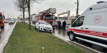 bilecik-haber_sakarya-da-panelvan-ile-otomobilin-karistigi-kazada-3-kisi-yaralandi-53103.jpg