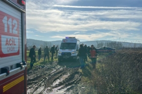 bilecik-haber_sakarya-da-tarla-yolunda-devrilen-traktorun-surucusu-yaralandi-51323.jpg