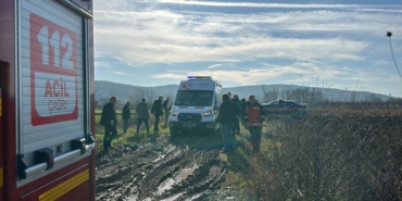 bilecik-haber_sakarya-da-tarla-yolunda-devrilen-traktorun-surucusu-yaralandi-51323.jpg
