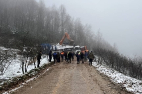 bilecik-haber_sakarya-da-tas-kirma-makinesinin-devrildigi-kazada-1-kisi-agir-yaralandi-50084.jpg