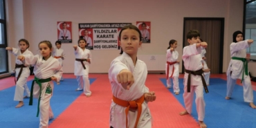 bilecik-haber_sakatlandigi-kick-boksu-birakip-karateye-baslayan-feyza-milli-formanin-pesinde-48165.jpg