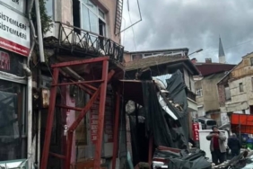 bilecik-haber_sariyer-de-metruk-binanin-coken-balkonundan-dusen-parcalar-2-araca-zarar-verdi-53235.jpg