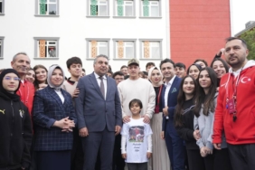 bilecik-haber_secim-vaadini-yerine-getiren-minik-baskan-mesut-ozil-i-ogrencilerle-bulusturdu-49262.jpg