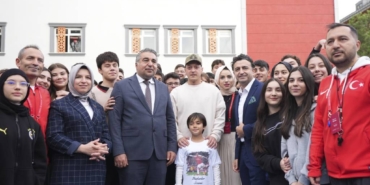 bilecik-haber_secim-vaadini-yerine-getiren-minik-baskan-mesut-ozil-i-ogrencilerle-bulusturdu-49262.jpg