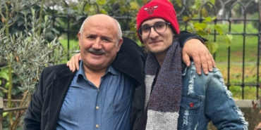 bilecik-haber_sokakta-yasayan-kimsesiz-gencin-gitar-hayalini-dogum-gununde-cami-imami-gerceklestirdi-49036.jpg