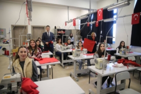 bilecik-haber_trakya-universitesi-nde-efsane-renk-edirne-kirmizisiyla-kiyafet-ve-hediyelikler-uretiliyor-50494.jpg