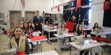 bilecik-haber_trakya-universitesi-nde-efsane-renk-edirne-kirmizisiyla-kiyafet-ve-hediyelikler-uretiliyor-50494.jpg