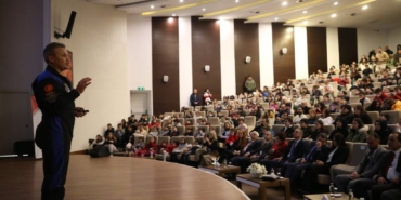 bilecik-haber_turkiye-nin-ilk-astronotu-alper-gezeravci-canakkale-de-ogrencilerle-bulustu-53152.jpg
